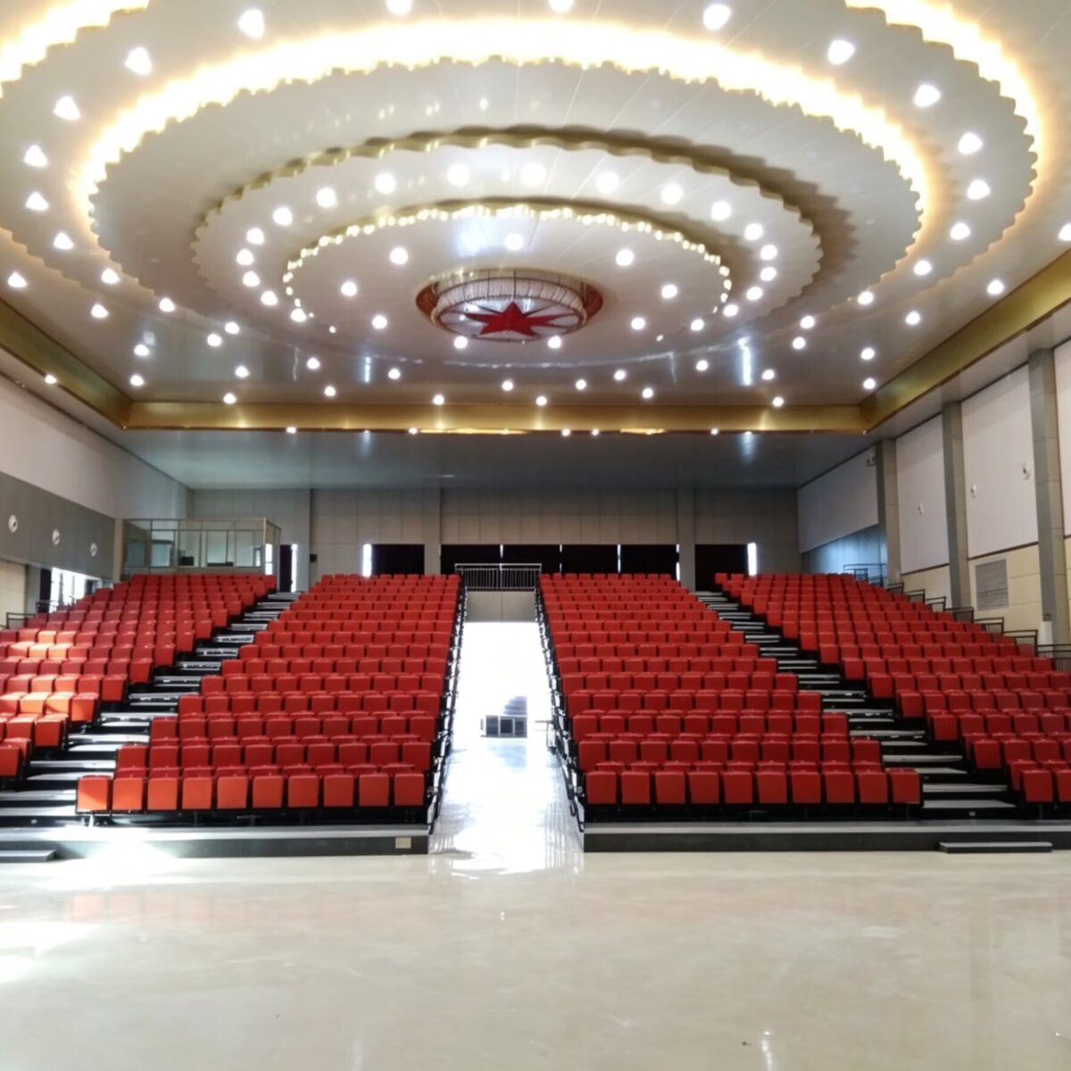 Retractable auditorium seat