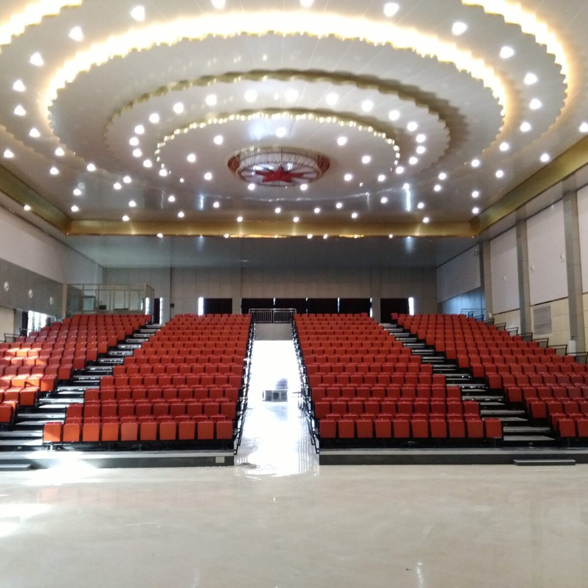 Retractable auditorium seat